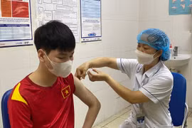 Người dân chủ động đi tiêm chủng mũi vắc xin bổ sung phòng Covid-19