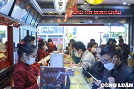 Các cửa hàng bán vàng nhộn nhịp trước ngày vía Thần Tài
