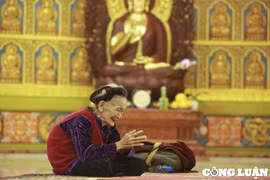 Hành trình đi lễ chùa đầu năm nhiều xúc cảm của cụ bà 90 tuổi