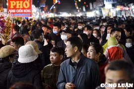 "Biển người" chen chân đi chợ Viềng "mua may bán rủi" trong đêm