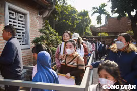 Người dân xếp hàng dài chờ xin chữ tại Văn Miếu - Quốc Tử Giám