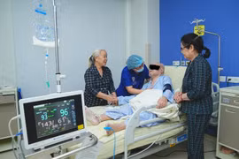 Phẫu thuật nối xương đùi cho cụ ông 105 tuổi