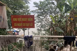 Hà Nội công bố tình huống khẩn cấp sụt lún, sạt lở bờ hữu sông Hồng