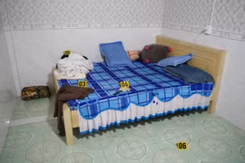 Một người phụ nữ bị trói tay chân, hiếp dâm ngay tại nhà