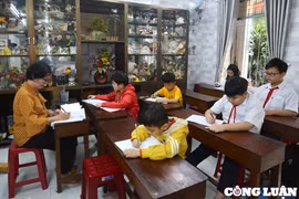 Ấm lòng lớp học 0 đồng của cô giáo về hưu