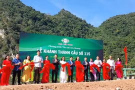 Phóng viên Báo Trung ương tại Hòa Bình kết nối tặng “Cầu nối yêu thương”