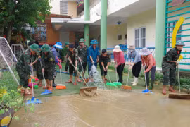 Thừa Thiên Huế: Bộ đội chung tay dọn lũ, giúp học sinh trở lại trường