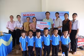 Báo Sài Gòn Giải Phóng trao tặng trang thiết bị dạy và học cho điểm trường đồng bào dân tộc