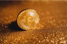 Giá Bitcoin vọt tăng trên mốc 28.000 USD