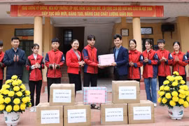 Báo Bắc Giang tặng 1 nghìn cuốn sách cho học sinh xã đặc biệt khó khăn