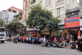 Người dân xếp hàng dài mua bánh Trung thu nổi tiếng Hải Phòng từ sáng sớm