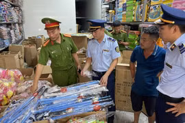Phát hiện 3 cơ sở bán bánh kẹo và đồ chơi Tết Trung thu không rõ nguồn gốc