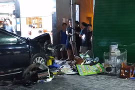 Ô tô lao lên vỉa hè tông 3 người đang uống trà đá, 1 người tử vong
