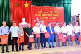 Hội Nhà báo TP Hà Nội tặng quà đối tượng chính sách tại Ninh Bình