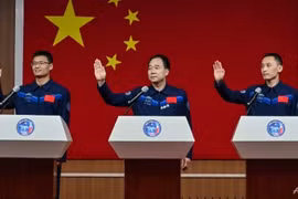 Trung Quốc sắp đưa phi hành gia dân sự đầu tiên vào vũ trụ