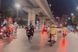 Hai thanh niên bốc đầu xe máy trước mặt CSGT