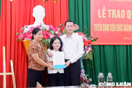 Thanh Hóa: Trao quyết định tuyển dụng đặc cách cho cô giáo Lê Thị Thắm