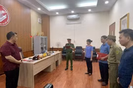 Giám đốc Trung tâm Văn hóa - Điện ảnh Hòa Bình cùng thuộc cấp mua khống hóa đơn rút tiền ngân sách