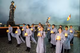 Hàng ngàn du khách và phật tử tới núi Bà Đen dâng hoa đăng mừng lễ Phật đản