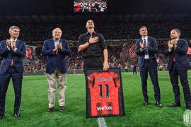Ibrahimovic giải nghệ trong nước mắt
