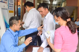 Người dân đổ xô làm thủ tục cấp đổi giấy phép lái xe dẫn đến quá tải