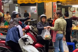 Chợ Hàng Bè tấp nập người mua kẻ bán ngày Rằm tháng Giêng