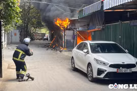 Bãi xe bốc cháy giữa trời nắng nóng ở Hà Nội, nhiều ô tô, xe máy bị thiêu rụi