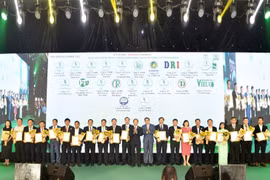 Nhiều doanh nghiệp được trao chứng nhận nhãn hiệu 'Cao su Việt Nam'
