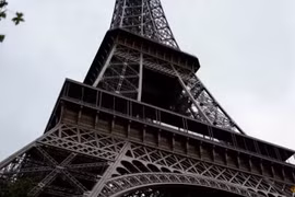 Du khách Mỹ say xỉn ngủ trên đỉnh tháp Eiffel