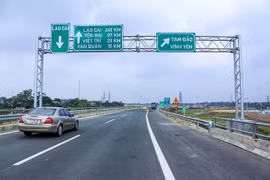 Khắc phục hư hỏng tại nút giao IC8 cao tốc Nội Bài - Lào Cai
