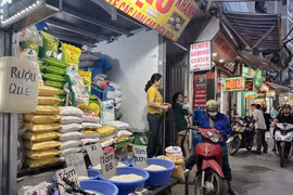 Giá gạo tăng mạnh, tiểu thương như ngồi trên đống lửa