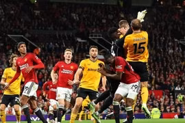"Cứu" Man Utd, 3 trọng tài Ngoại hạng Anh bị treo còi