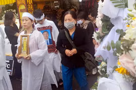 Người hâm mộ phố núi đau xót đưa tiễn thi thể HLV Dương Minh Ninh sang Đăk Lăk hỏa táng