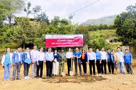 Báo Khánh Hòa phối hợp tổ chức khởi công xây dựng 2 căn nhà tình nghĩa