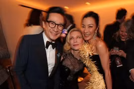 Dương Tử Quỳnh mang... giấy gói hàng và khoai tây chiên lên thảm đỏ SAG Awards 2023