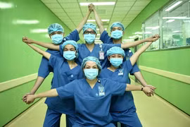 Tri ân thầy thuốc: Tri ân tốt nhất là "cởi trói" chính sách