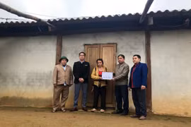 Bàn giao 10 ngôi nhà tình nghĩa cho người dân xã biên giới Na Ngoi