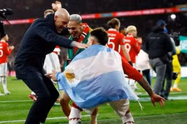 HLV Ten Hag nhảy múa sau khi giành danh hiệu đầu tiên cùng MU