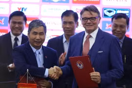 Ông Troussier ký hợp đồng dẫn dắt ĐT Việt Nam, đặt mục tiêu dự World Cup