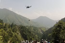 Những khoảnh khắc nghẹt thở khi giải cứu các học sinh Pakistan mắc kẹt trên cáp treo