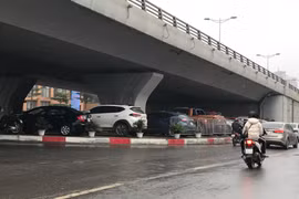 Vẫn loay hoay nên hay không trông giữ phương tiện dưới gầm cầu