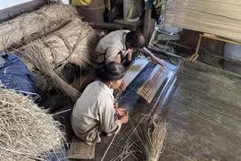 Cặp vợ chồng 40 năm đau đáu giữ nghề dệt chiếu cói truyền thống