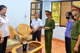 Bắt nguyên cán bộ chi nhánh văn phòng đăng ký đất đai "hành dân" khi làm sổ đỏ