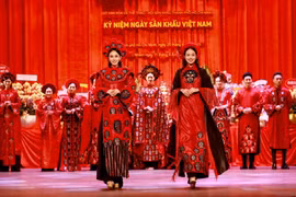 Hoa hậu Bảo Ngọc, Thanh Thủy, Mai Phương, Ngọc Châu lộng lẫy trong BST “Cội nguồn Sân khấu” của NTK Việt Hùng