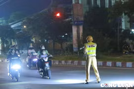 Khởi tố cán bộ ngân hàng đấm cảnh sát giao thông khi đo nồng độ cồn