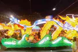 Vui Tết Trung thu, ghé Thành Tuyên ngắm đèn lồng khổng lồ