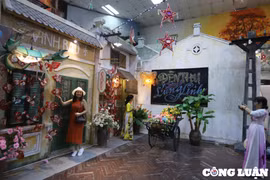 Du khách trải nghiệm không gian Tết Trung thu xưa tại Hoàng thành Thăng Long