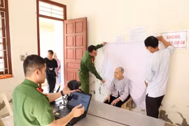Bộ trưởng Công an khen thưởng 9 đơn vị Công an xã hoàn thành cấp 100% căn cước công dân gắn chíp