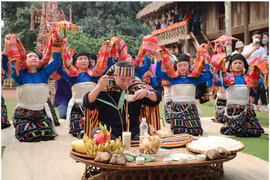 Đồng bào dân tộc Thái tái hiện Lễ hội Chá Mùn ở Làng Văn hóa