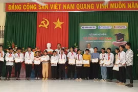 Báo Đầu tư đồng hành với những em học sinh có hoàn cảnh khó khăn vươn lên học tập